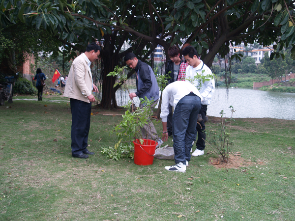校团委组织开展“爱绿护绿”植树活动