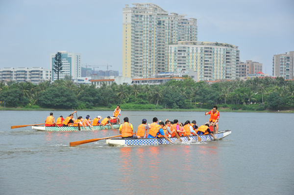我校举行2013年教师节教工龙舟竞渡活动